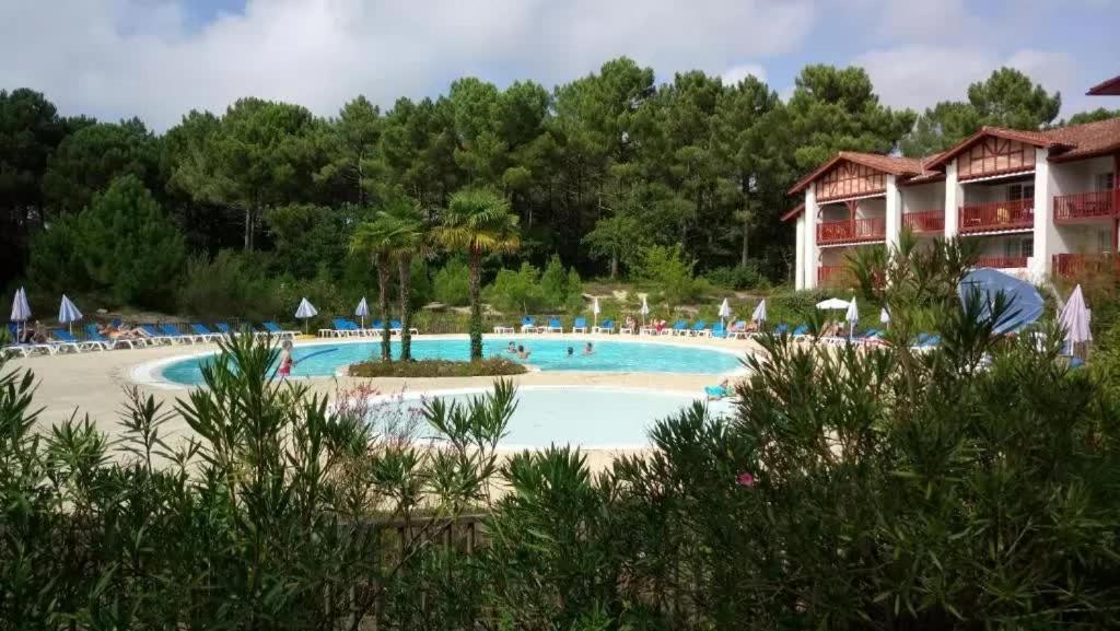 Appartement En Residence Pierre Et Vacance Au Golf بيسكاروس المظهر الخارجي الصورة